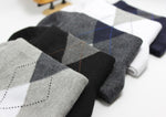 Herrensocken in Geschenkbox mit mittlerer Dicke, Herbst und Winter, Herrensocken in mittlerer Schlauchform, lässige Socken, einfache Fünf Paar Socken in Geschenkbox mit Rautenmuster