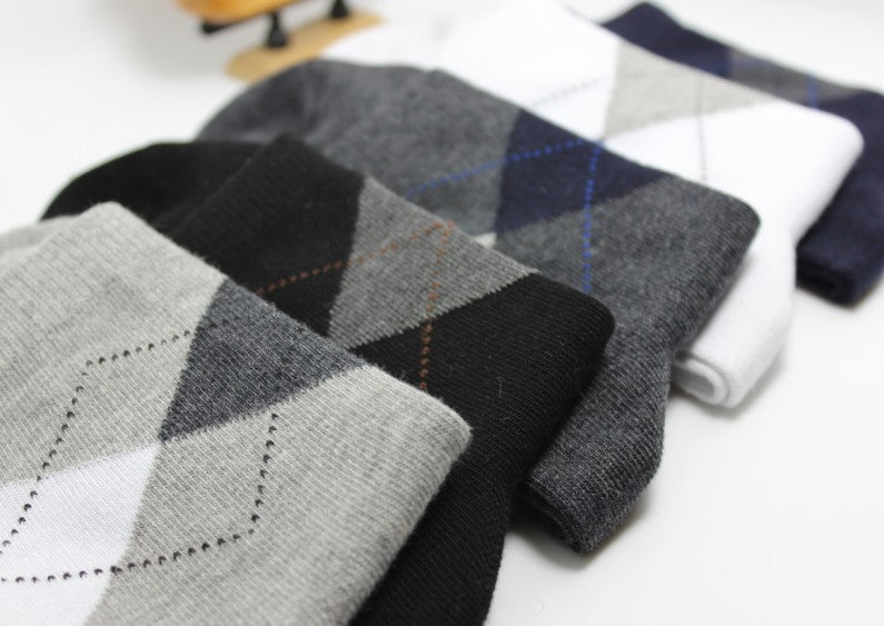 Herrensocken in Geschenkbox mit mittlerer Dicke, Herbst und Winter, Herrensocken in mittlerer Schlauchform, lässige Socken, einfache Fünf Paar Socken in Geschenkbox mit Rautenmuster