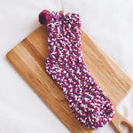 Verdickter, mit Fleece gefütterter Schlafanzug aus Korallenvlies für die Einschlusszeit. Warme Frottee-Schlafsocken