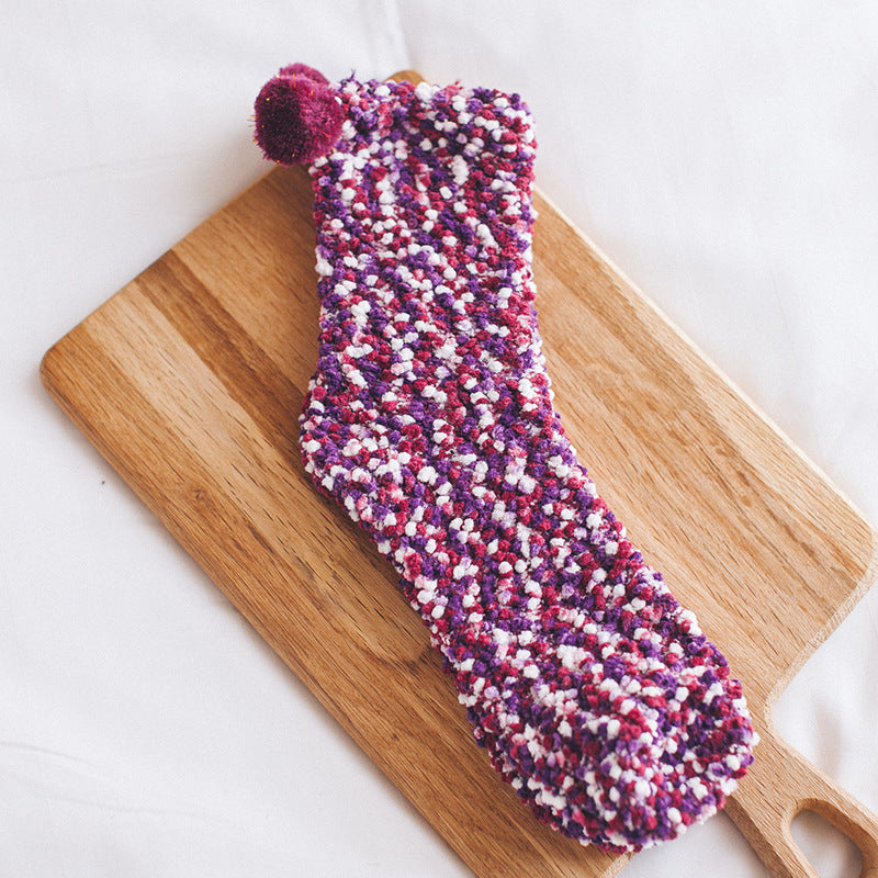 Verdickter, mit Fleece gefütterter Schlafanzug aus Korallenvlies für die Einschlusszeit. Warme Frottee-Schlafsocken