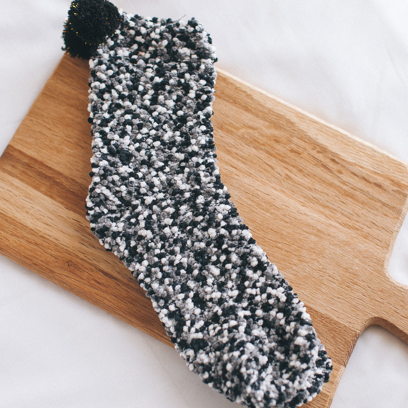 Verdickter, mit Fleece gefütterter Schlafanzug aus Korallenvlies für die Einschlusszeit. Warme Frottee-Schlafsocken