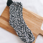 Verdickter, mit Fleece gefütterter Schlafanzug aus Korallenvlies für die Einschlusszeit. Warme Frottee-Schlafsocken