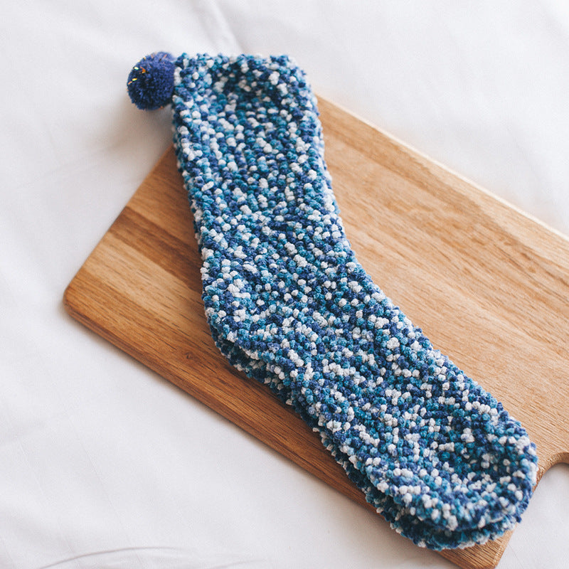 Verdickter, mit Fleece gefütterter Schlafanzug aus Korallenvlies für die Einschlusszeit. Warme Frottee-Schlafsocken
