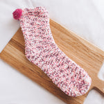 Verdickter, mit Fleece gefütterter Schlafanzug aus Korallenvlies für die Einschlusszeit. Warme Frottee-Schlafsocken