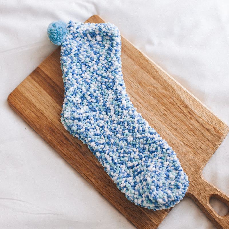 Verdickter, mit Fleece gefütterter Schlafanzug aus Korallenvlies für die Einschlusszeit. Warme Frottee-Schlafsocken
