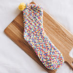 Verdickter, mit Fleece gefütterter Schlafanzug aus Korallenvlies für die Einschlusszeit. Warme Frottee-Schlafsocken
