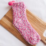 Verdickter, mit Fleece gefütterter Schlafanzug aus Korallenvlies für die Einschlusszeit. Warme Frottee-Schlafsocken