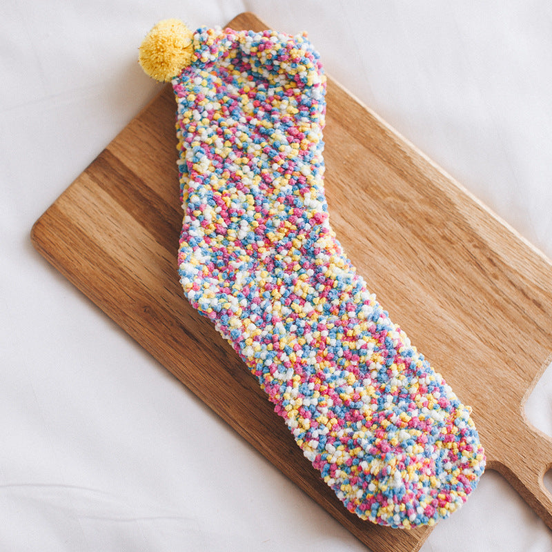Verdickter, mit Fleece gefütterter Schlafanzug aus Korallenvlies für die Einschlusszeit. Warme Frottee-Schlafsocken
