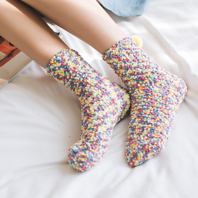Verdickter, mit Fleece gefütterter Schlafanzug aus Korallenvlies für die Einschlusszeit. Warme Frottee-Schlafsocken